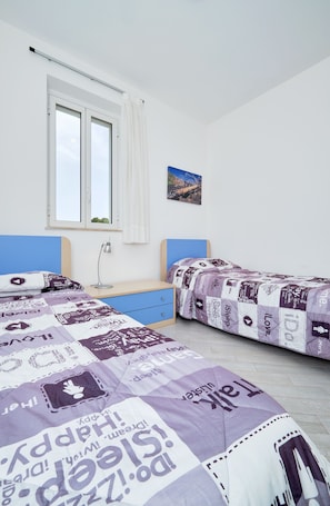 2 habitaciones, tabla de planchar con plancha y cuna de viaje 