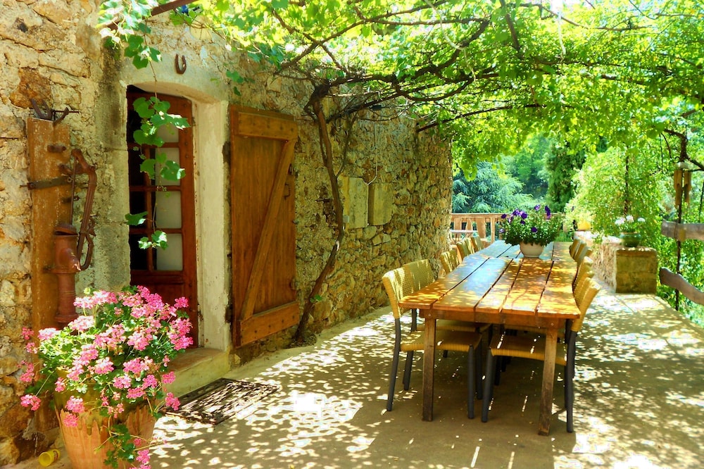 BEAUTIFUL STONE MAS, QUIET, POOL AND VIEW, COMFORTABLE for 18 pers.