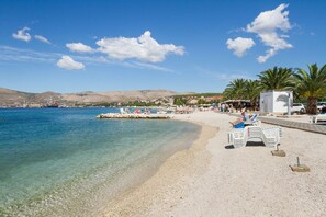 Playa en los alrededores y camastros