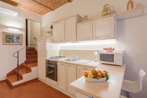 Frigorifero, microonde, forno, piano cottura