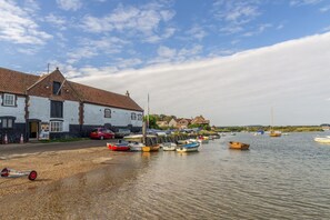 Marina - The Barn, Burnham Overy Staithe, Norfolk (Burnham Overy Staithe)
