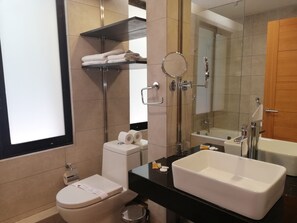 Shower, rainfall showerhead, free toiletries, hair dryer - Hotel Montecarlo (Santiago)