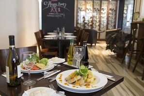 Breakfast, lunch, dinner served; international cuisine  - Hotel Montecarlo (Santiago)