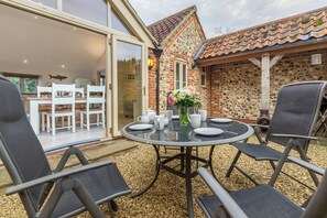 Outdoor dining - Mayes Cottage, Brancaster, Norfolk (Brancaster)