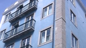 Un edificio a più piani con balconi e finestre.