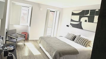 Superior Double Room, City View (401) | Soundproofing, WiFi (free), individually decorated