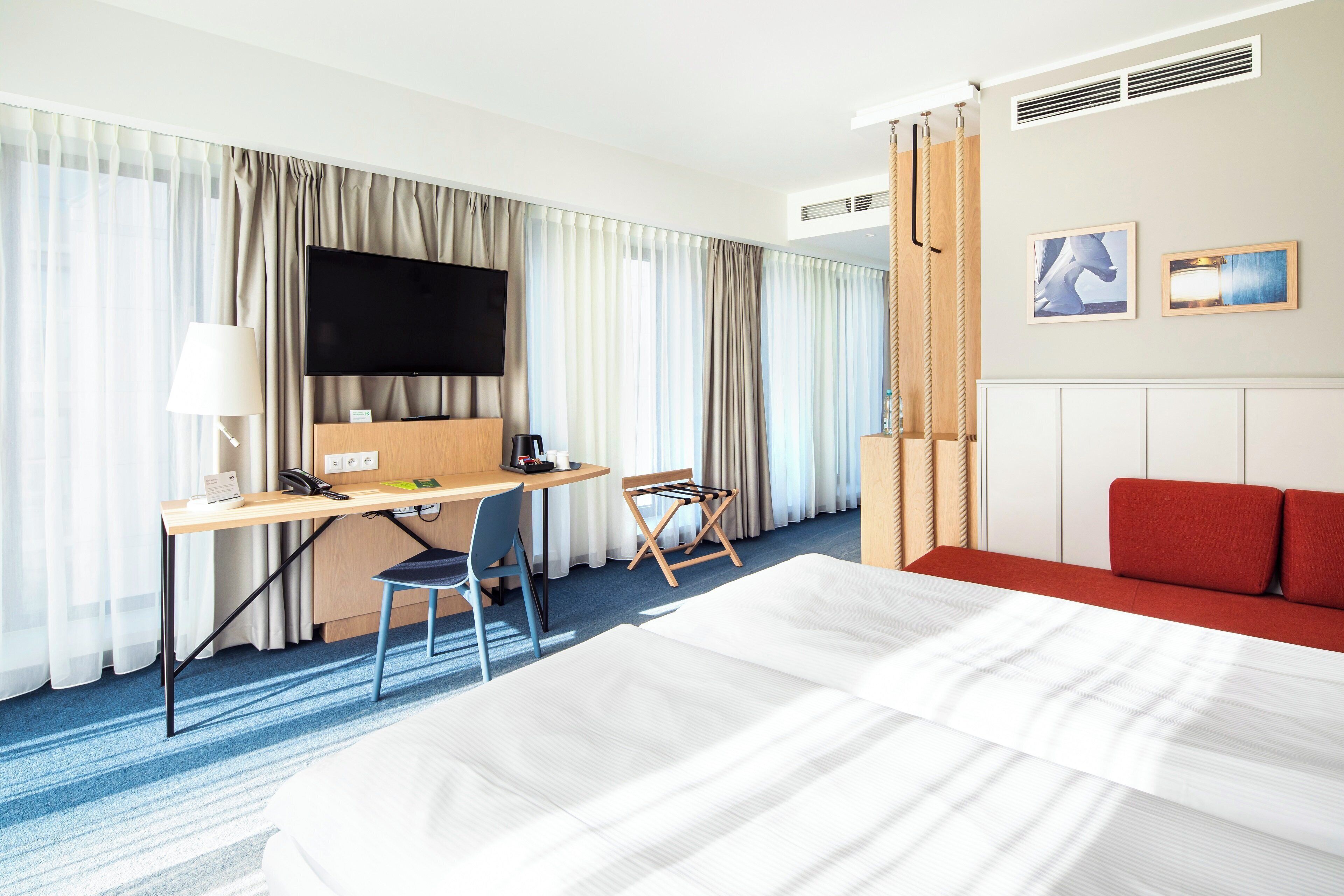 Premium Room, 1 Queen Bed | Minibar, in-room safe, desk, laptop workspace