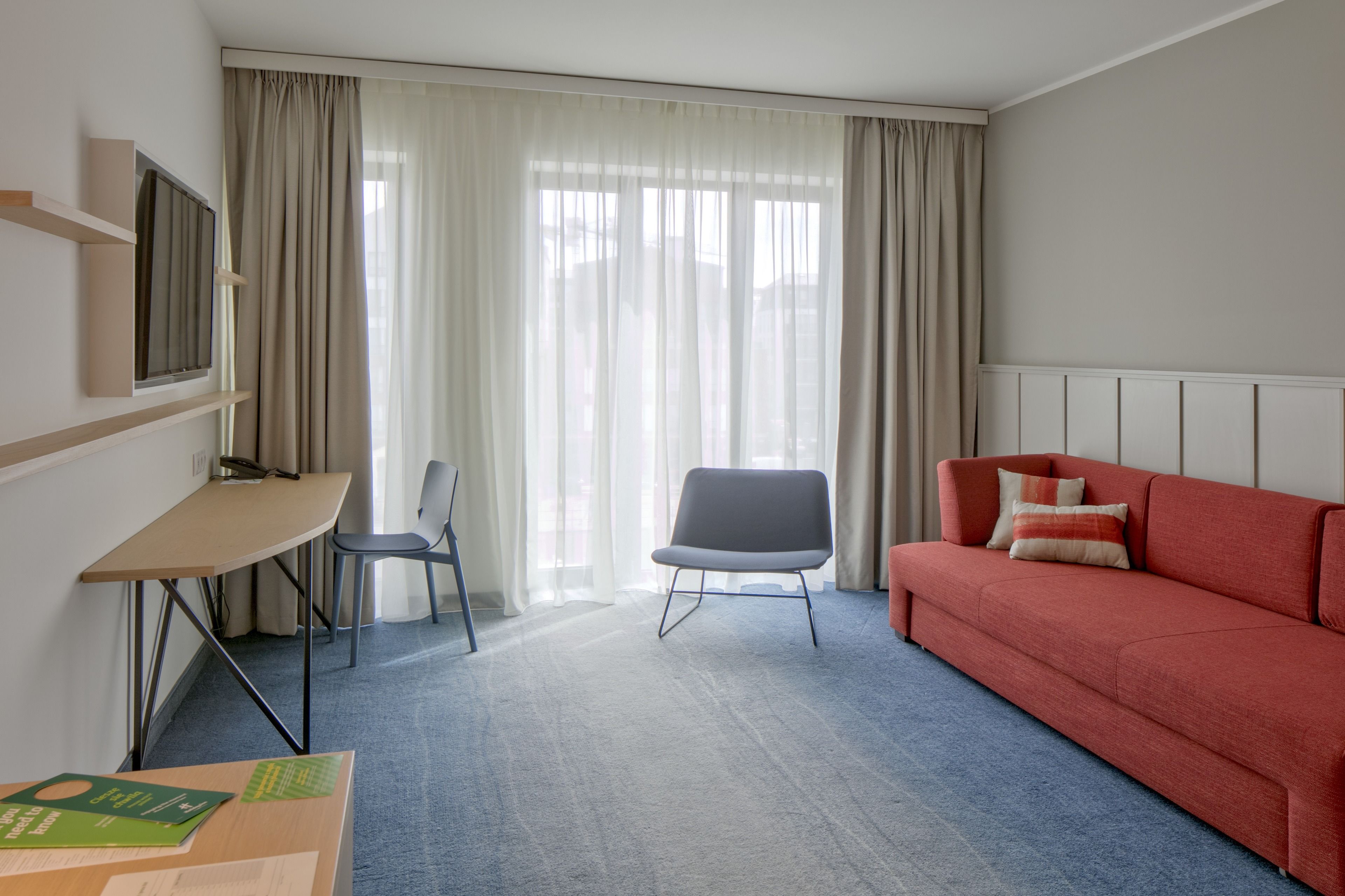 Suite, 1 très grand lit, vue sur le fleuve | Minibar, coffre-fort, bureau