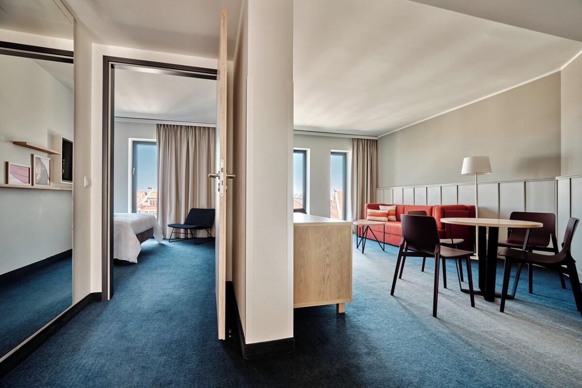 Suite, 1 kingsize-seng, elveutsikt | Minibar, safe på rommet, skrivebord og skrivebord for bærbar PC