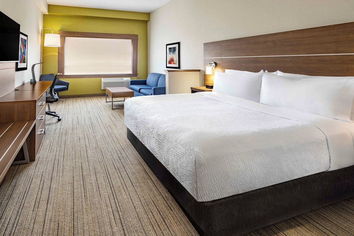 Suite, 1 cama King size | Ropa de cama hipoalergénica, edredón y escritorio