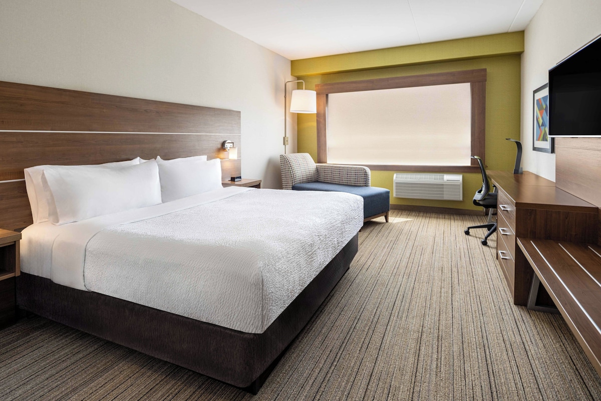 Standard Room, 1 King Bed | Hypo-allergenic bedding available, down comforters, desk