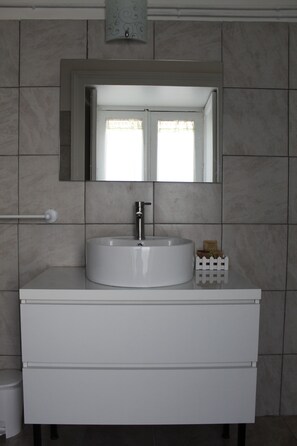 Phòng đôi tiện nghi đơn giản | Phòng tắm | Buồng tắm vòi sen, chậu vệ sinh/vòi rửa, khăn tắm 