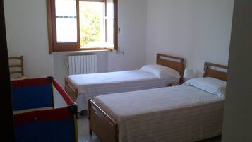 2 chambres, fer et planche Ă repasser