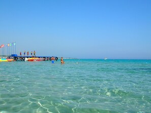 Una spiaggia nelle vicinanze