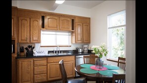 Casa Deluxe, para no fumadores | Cocina privada | Refrigerador, microondas, horno y parrilla de estufa 