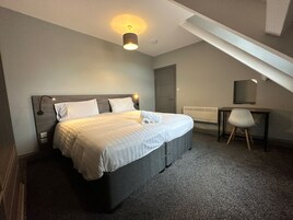 Apartment | In-room safe, individually decorated, individually furnished, desk