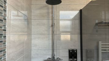Lejlighed | Badeværelse | Bruser, brusehoved med spredningseffekt, gratis toiletartikler