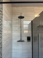 Apartamento | Banheiro | Chuveiro, chuveiro com efeito de chuva, produtos de toalete grátis 