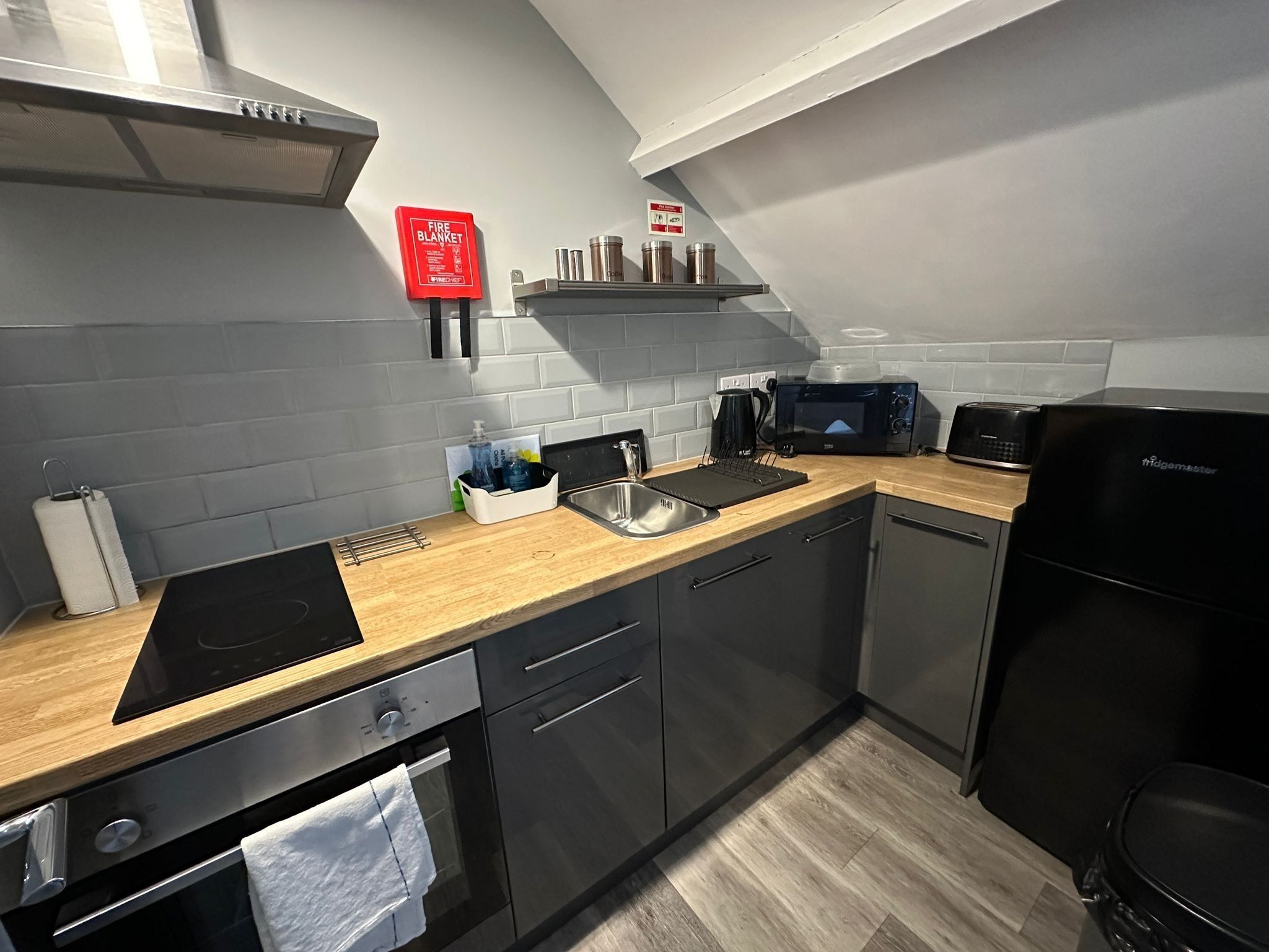 Eine moderne Küche mit Mikrowelle, Toaster und Kühlschrank.