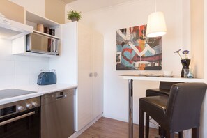 Kjøleskap, mikrobølgeovn, ovn og kokeplater