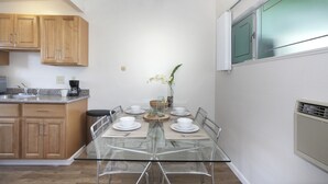 Apartemen Eksklusif, Bebas Asap Rokok | Makan di kamar