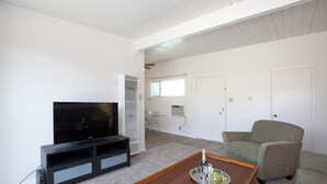 Apartemen Eksklusif, Bebas Asap Rokok | Ruang keluarga | TV layar datar
