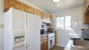 Apartemen Eksklusif, Bebas Asap Rokok | Dapur pribadi | Lemari es, microwave, oven, dan kompor