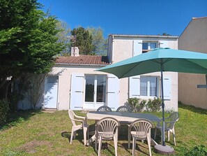 Outdoor dining - Quiet house between sea and countryside, pets on request (Grues)