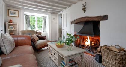A stunning, one bedroomed, beamed thatched cottage in the village of Stockland.