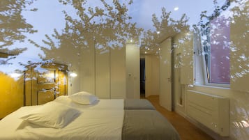 Casa, 1 habitación, vista al jardín | Decoración personalizada, muebles diferentes y cortinas blackout