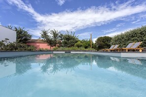 Una piscina al aire libre