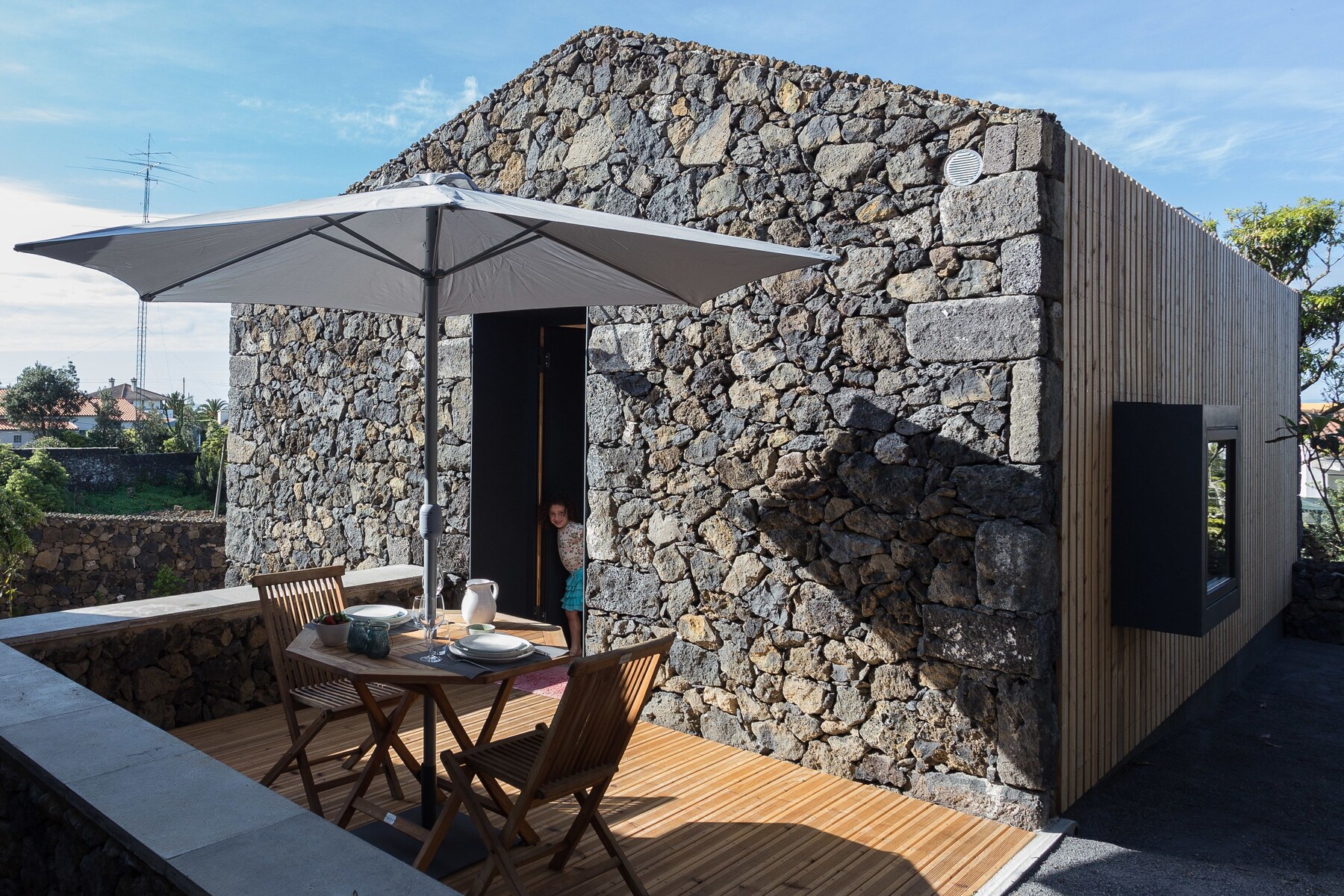 Estudio Deluxe, vista al jardín | Cortinas blackout, insonorización y tabla de planchar con plancha 