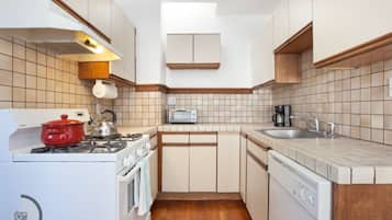 Deluxe House, Non Smoking | Private kitchen | Fridge, microwave, oven, stovetop