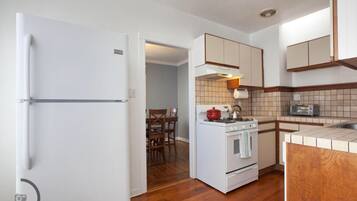 Deluxe House, Non Smoking | Private kitchen | Fridge, microwave, oven, stovetop
