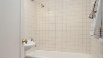 Deluxe House, Non Smoking | Bathroom