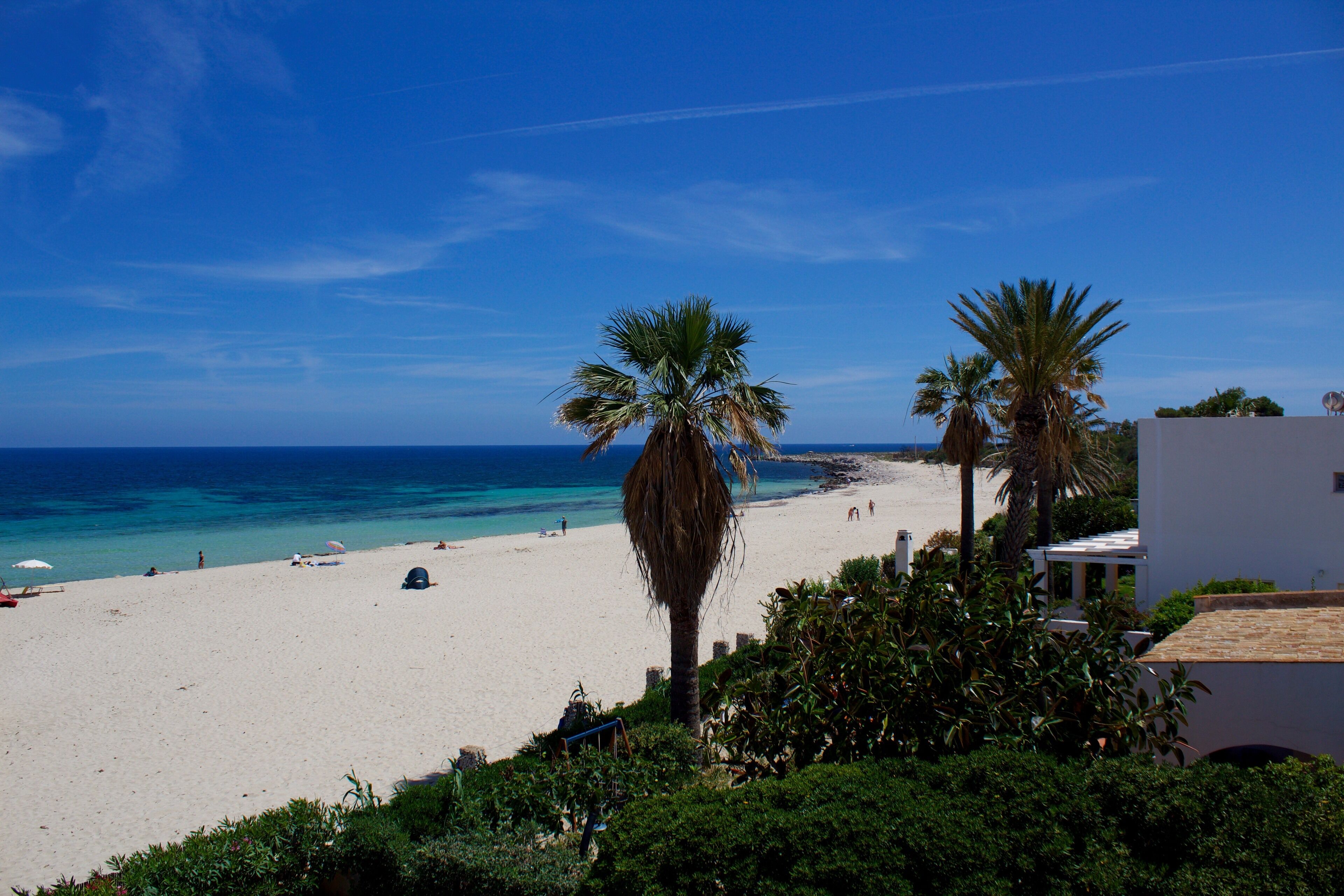 En la playa, sillas reclinables de playa