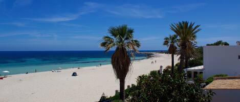 En la playa, sillas reclinables de playa