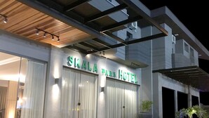 Exterior del Hotel Skala Park, con un diseño moderno, que destaca un cartel y un acceso cubierto.