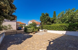 Property grounds - 1 bedroom nice apartment in Mandre (Mandre)