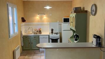 Een koelkast, een microgolfoven, een oven, een kookplaat