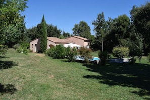 A house with a tiled roof, surrounded by a grassy yard and trees. - Charming Provencal House - Private Pool - Near Lake & Beaches (Montauroux)