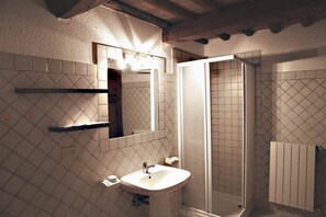 Dusche, Bidet, Handtücher