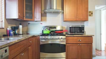 Rumah, Bebas Asap Rokok | Dapur pribadi | Lemari es, microwave, oven, dan kompor