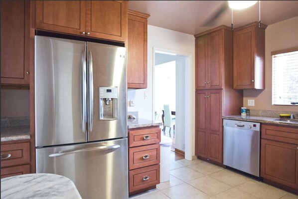 House, Non Smoking | Private kitchen | Fridge, microwave, oven, stovetop - Easy Bay Hidden Gem (Richmond)