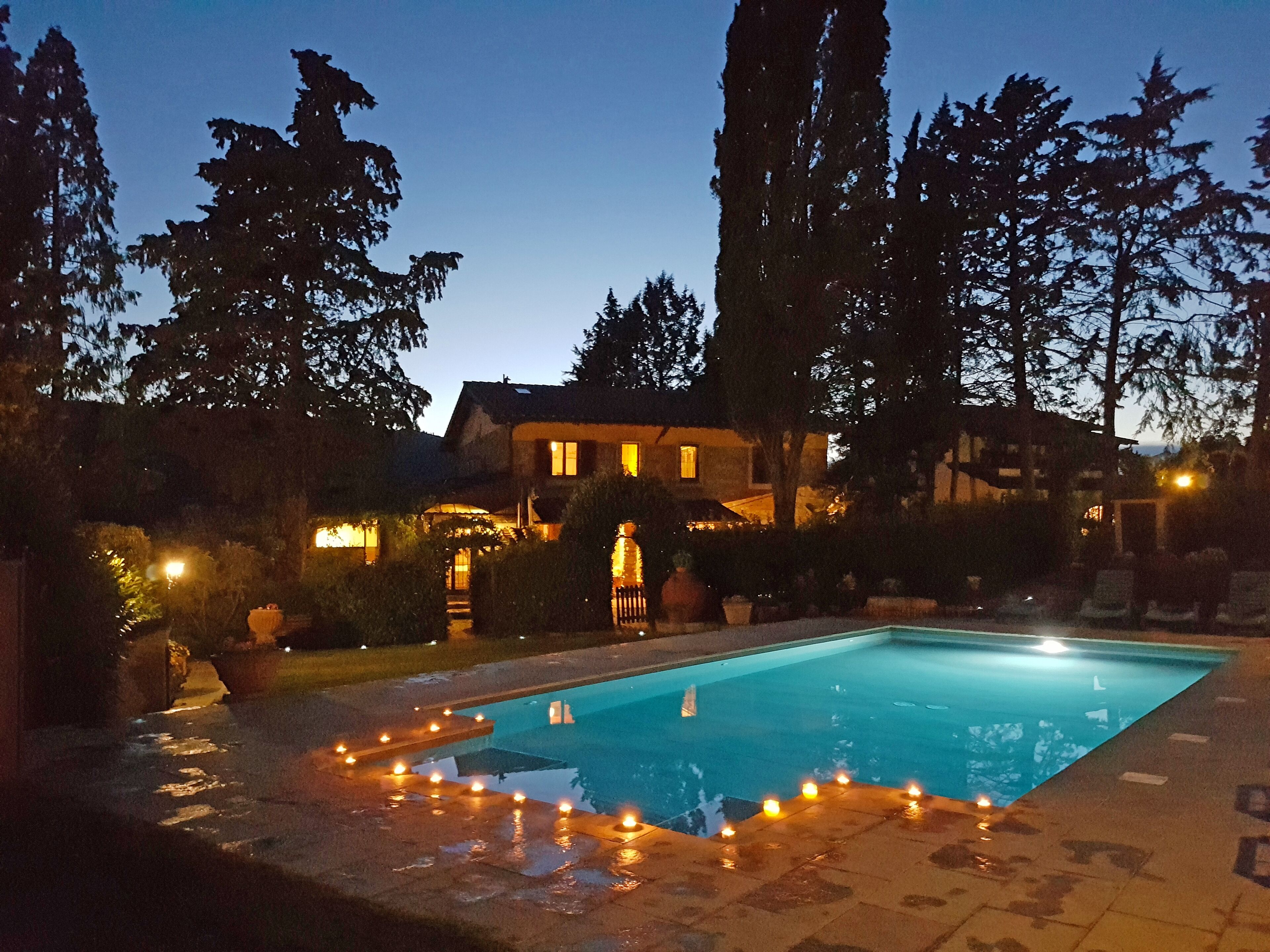 Piscine extérieure, chaises longues