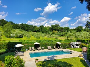 Piscina all'aperto, lettini