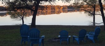 

 Lake front hidden gem . No cleaning fee. Pet friendly