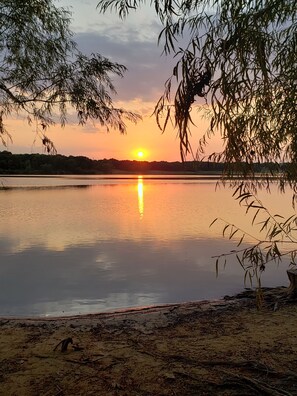 Accommodatie ligt op het strand, ligstoelen, strandlakens