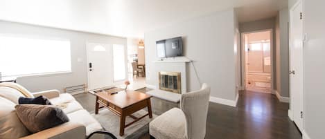 Exclusive House, Non Smoking | Living area | Flat-screen TV