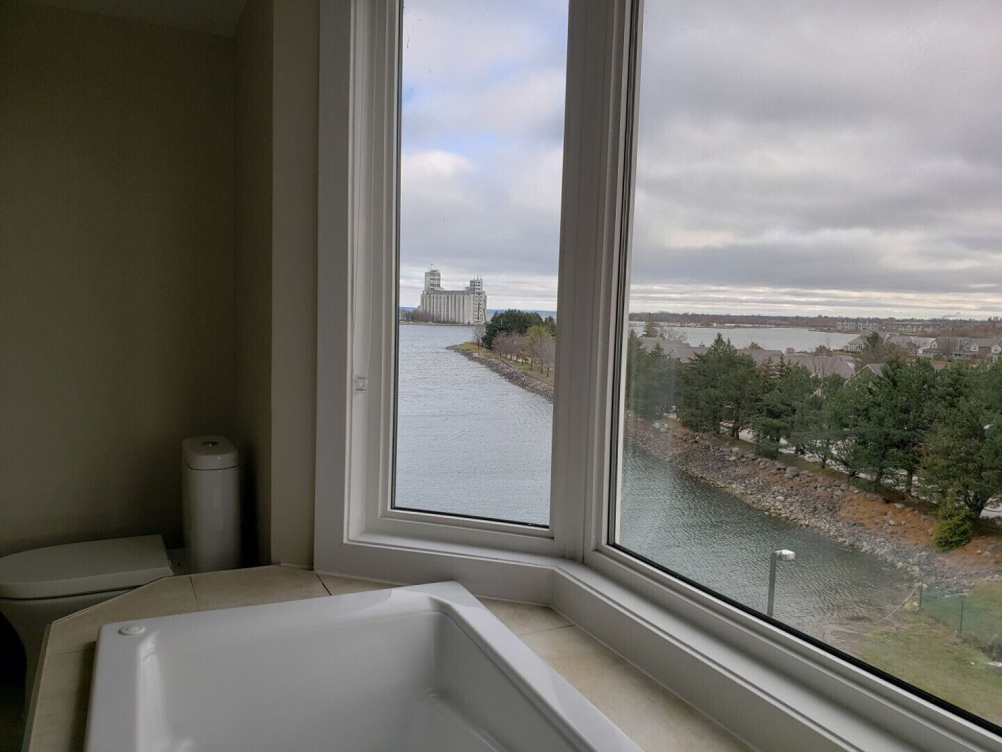 Stunning Executive Waterfront 2-Bdrm Penthouse Suite - Luxury Collingwood Resort